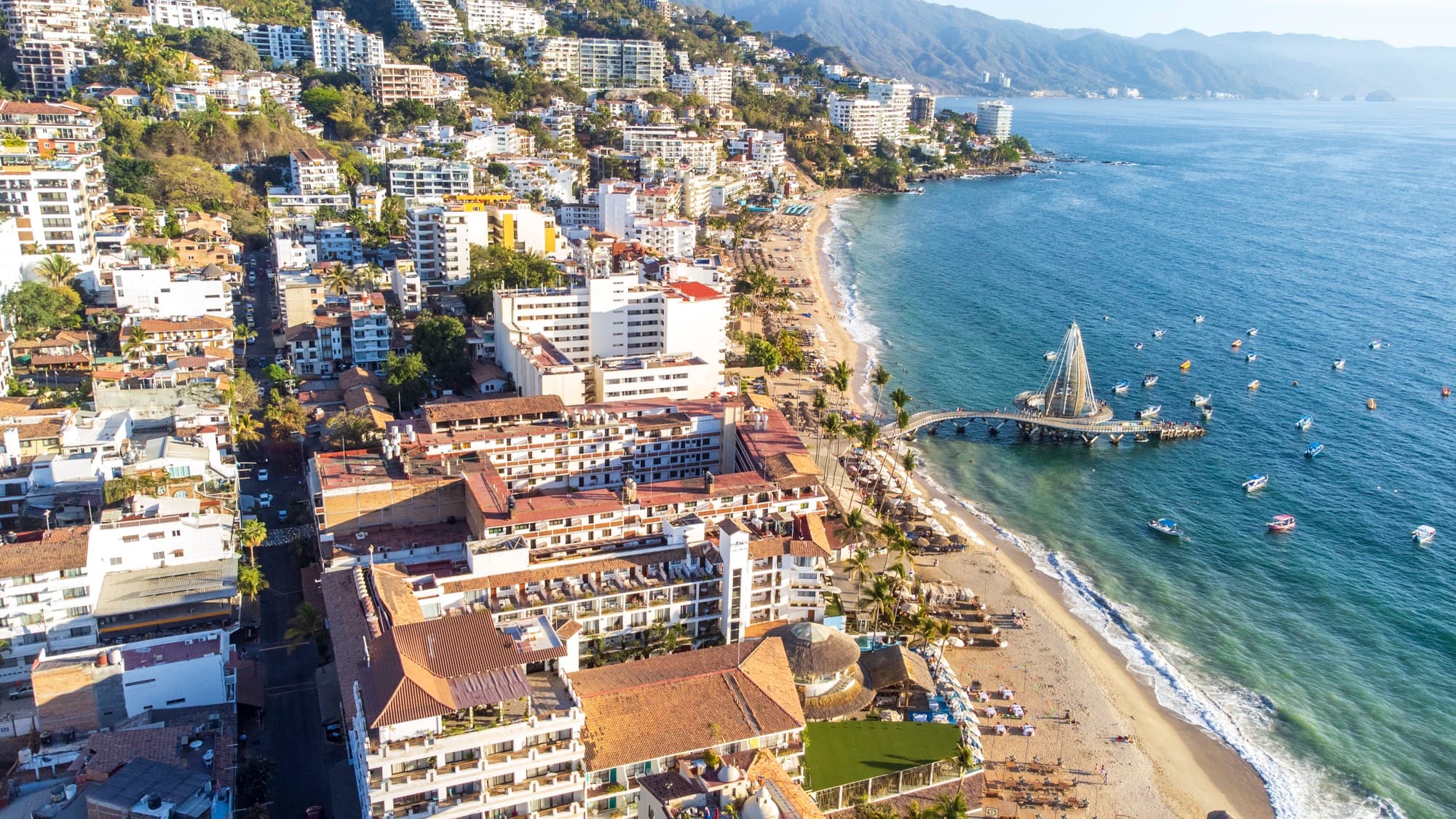 Vista aérea de Playa Los Muertos y la Zona Romántica